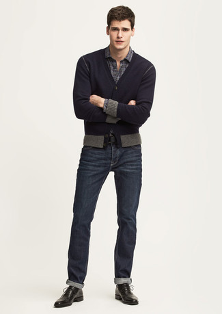 Tenue: Cardigan bleu marine, Chemise à manches longues écossaise gris foncé, Jean bleu marine, Chaussures richelieu en cuir noires