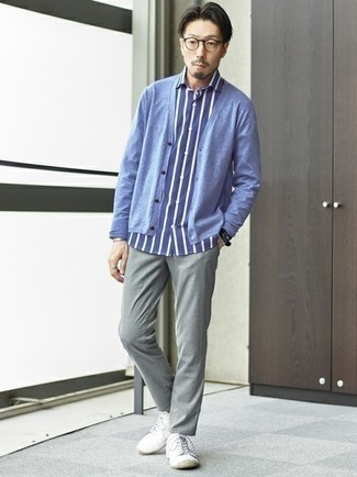 Tenue: Cardigan bleu clair, Chemise à manches courtes à rayures verticales bleu marine et blanc, Pantalon chino gris, Baskets basses en toile blanches