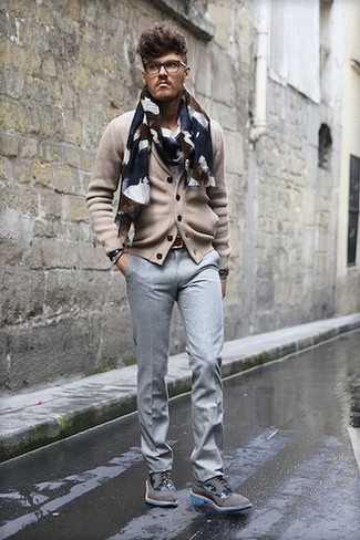 Tenue: Cardigan beige, Chemise à manches courtes blanche, Pantalon chino gris, Chaussures brogues en daim grises