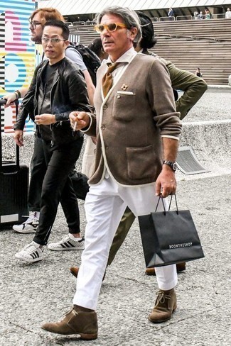 Tenue: Cardigan marron, Chemise à manches courtes blanche, Pantalon de costume blanc, Bottines chukka en daim marron