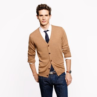 Comment porter un cardigan marron clair: Pour une tenue de tous les jours pleine de caractère et de personnalité porte un cardigan marron clair et un jean bleu marine.