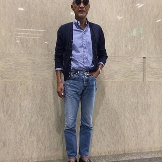 Un jean à porter avec une chemise à manches longues turquoise après 50 ans: Choisis une chemise à manches longues turquoise et un jean pour un déjeuner le dimanche entre amis. Une paire de slippers en cuir noirs ajoutera de l'élégance à un look simple.