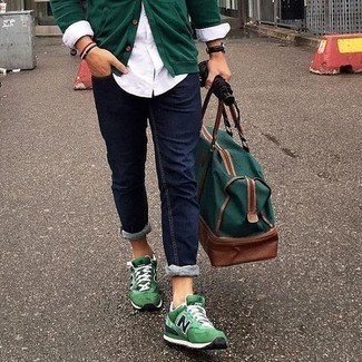 Comment porter un grand sac en toile vert foncé: Pour une tenue aussi confortable que ton canapé, pense à associer un cardigan vert foncé avec un grand sac en toile vert foncé. Une paire de chaussures de sport vertes est une option parfait pour complèter cette tenue.