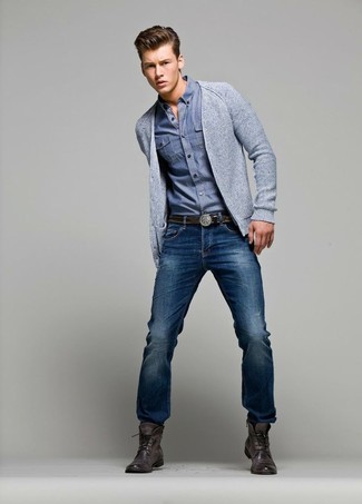 Des bottes de loisirs à porter avec un cardigan gris: Pour une tenue de tous les jours pleine de caractère et de personnalité marie un cardigan gris avec un jean bleu. Une paire de bottes de loisirs ajoutera de l'élégance à un look simple.