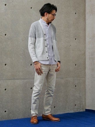 Comment porter un cardigan gris: Choisis un cardigan gris et un jean gris pour obtenir un look relax mais stylé. Rehausse cet ensemble avec une paire de chaussures derby en cuir tabac.