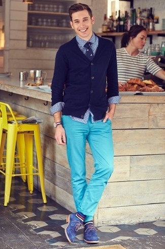 Tenue: Cardigan bleu marine, Chemise à manches longues en chambray á pois bleue, Pantalon chino turquoise, Chaussures derby en daim bleues