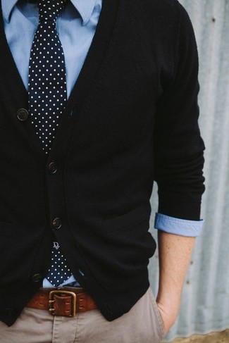 Tenue: Cardigan noir, Chemise à manches longues à rayures verticales bleu clair, Pantalon chino beige, Cravate á pois bleu marine et blanc
