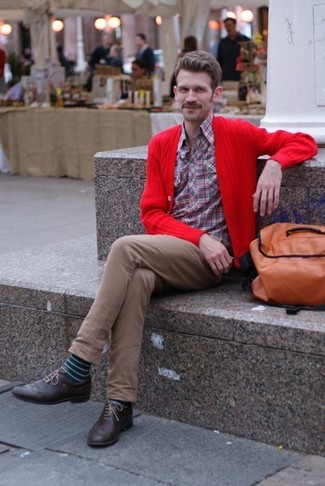 Tenue: Cardigan rouge, Chemise à manches longues écossaise rouge, Pantalon chino marron, Chaussures brogues en cuir marron foncé
