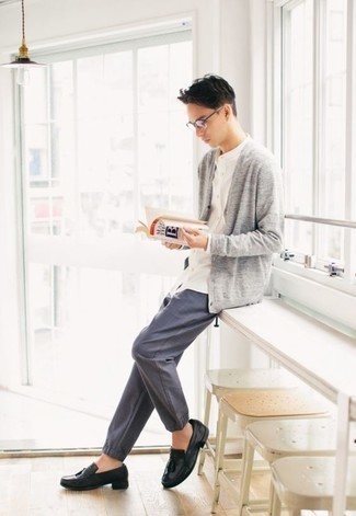 Comment porter un cardigan gris: Harmonise un cardigan gris avec un pantalon chino à carreaux bleu marine pour une tenue idéale le week-end. Ajoute une paire de mocassins à pampilles en cuir noirs à ton look pour une amélioration instantanée de ton style.
