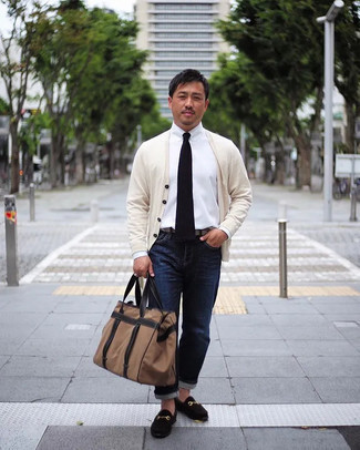 Comment porter une ceinture en cuir gris foncé: Essaie d'associer un cardigan beige avec une ceinture en cuir gris foncé pour une tenue idéale le week-end. Habille ta tenue avec une paire de slippers en daim noirs.