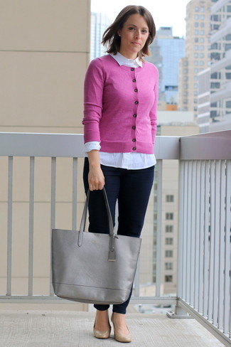 Comment porter un cardigan rose: Pour une tenue de tous les jours pleine de caractère et de personnalité pense à harmoniser un cardigan rose avec un jean skinny bleu marine. Assortis ce look avec une paire de escarpins en cuir marron clair.
