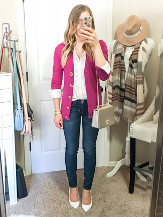 Comment porter un cardigan rose: Ce combo d'un cardigan rose et d'un jean skinny bleu marine te permettra de garder un style propre et simple en dehors des horaires de bureau. Assortis ce look avec une paire de escarpins en cuir blancs.