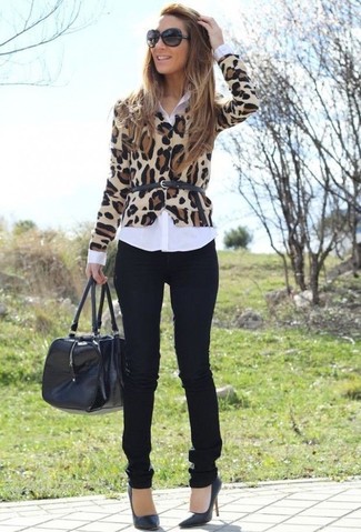 Tenue: Cardigan imprimé léopard marron clair, Chemise de ville blanche, Jean skinny noir, Escarpins en cuir noirs