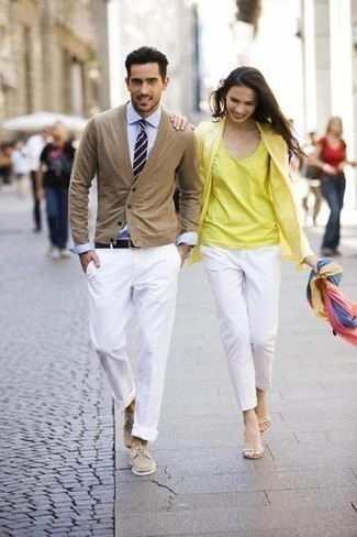 Comment porter un cardigan marron clair: Pour une tenue de tous les jours pleine de caractère et de personnalité marie un cardigan marron clair avec un pantalon chino blanc. Complète ce look avec une paire de chaussures bateau en daim beiges.