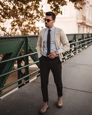 Comment porter une cravate á pois tabac quand il fait chaud à 20 ans: Harmonise un cardigan beige avec une cravate á pois tabac pour un look pointu et élégant. Une paire de bottines chelsea en daim marron clair est une option génial pour complèter cette tenue.