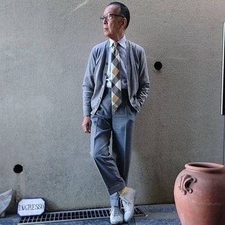 Comment porter des baskets basses argentées pour un style chic decontractés quand il fait chaud après 60 ans: Essaie de marier un cardigan gris avec un pantalon de costume bleu pour un look pointu et élégant. Si tu veux éviter un look trop formel, choisis une paire de baskets basses argentées.