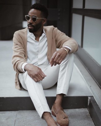 Comment porter un cardigan avec des slippers: Porte un cardigan et un pantalon de costume blanc pour un look classique et élégant. Complète ce look avec une paire de slippers.