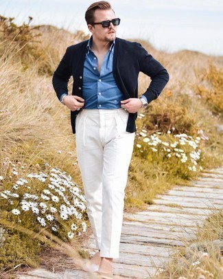 Comment porter un cardigan bleu marine: Pense à harmoniser un cardigan bleu marine avec un pantalon de costume blanc pour une silhouette classique et raffinée. Assortis ce look avec une paire de slippers en daim marron clair.