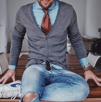 Comment porter une cravate imprimée marron: Associer un cardigan gris et une cravate imprimée marron créera un look pointu et élégant. Tu veux y aller doucement avec les chaussures? Termine ce look avec une paire de baskets basses en cuir blanches pour la journée.