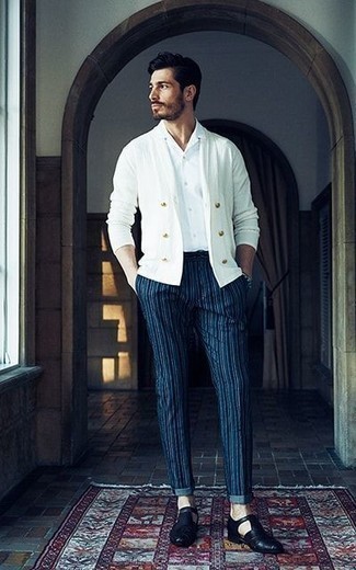 Tenue: Cardigan croisé blanc, Chemise à manches courtes blanche, Pantalon chino à rayures verticales bleu marine, Slippers en cuir noirs