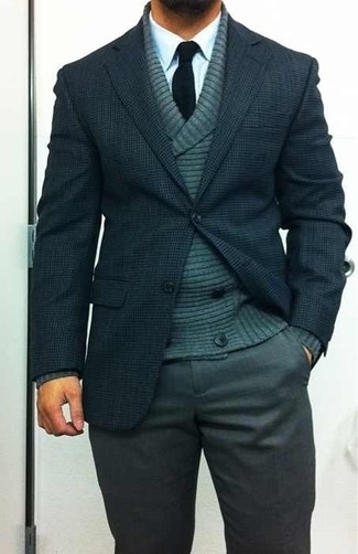 Comment porter un cardigan olive: Associer un cardigan olive et un pantalon de costume gris foncé créera un look pointu et élégant.