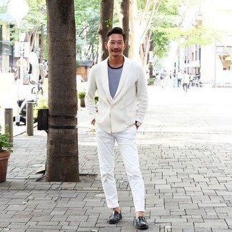 Tenue: Cardigan croisé blanc, T-shirt à col rond bleu clair, Pantalon chino blanc, Slippers en cuir bleu marine