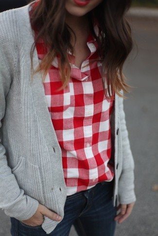 Tenue: Cardigan en tricot gris, Chemise de ville en vichy rouge et blanc, Jean skinny bleu marine