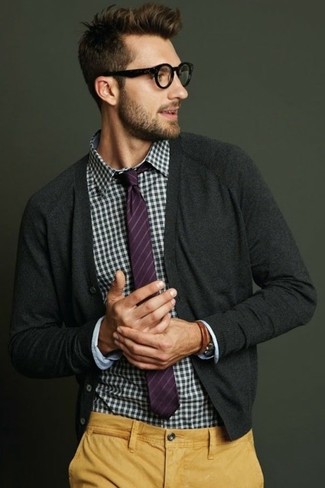 Comment porter une cravate violette: Essaie d'harmoniser un cardigan gris foncé avec une cravate violette pour un look classique et élégant.