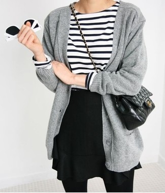 Comment porter un cardigan gris foncé: Harmonise un cardigan gris foncé avec une jupe patineuse noire pour un look de tous les jours facile à porter.