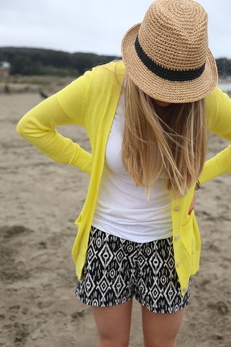 Comment porter un chapeau beige: Porte un cardigan jaune et un chapeau beige pour une tenue relax mais stylée.