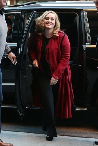 Tenue de Adele: Cardigan long en tricot rouge, T-shirt à col rond noir, Pantalon de costume noir, Escarpins en daim noirs