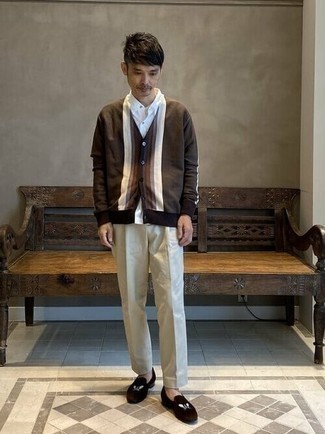 Tenue: Cardigan marron foncé, Chemise à manches courtes blanche, Pantalon chino gris, Slippers en velours brodés marron foncé