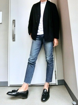 Comment porter un cardigan noir et blanc: Associe un cardigan noir et blanc avec un jean bleu pour une tenue idéale le week-end. Apportez une touche d'élégance à votre tenue avec une paire de mocassins à pampilles en cuir noirs.