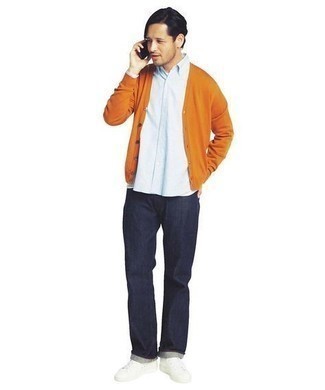 Comment porter un cardigan orange pour un style decontractés: Harmonise un cardigan orange avec un jean bleu marine pour affronter sans effort les défis que la journée te réserve. Si tu veux éviter un look trop formel, choisis une paire de baskets basses en toile blanches.