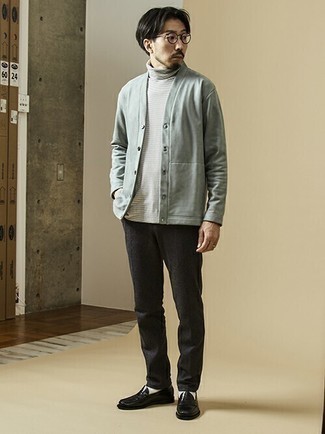 Tenue: Cardigan gris, Pull à col roulé à rayures horizontales gris, Pantalon chino gris foncé, Slippers en cuir noirs