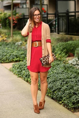 Comment porter des escarpins en cuir marron: Pour une tenue de tous les jours pleine de caractère et de personnalité essaie d'harmoniser un cardigan marron clair avec une robe chemise rouge. Une paire de escarpins en cuir marron est une option avisé pour complèter cette tenue.