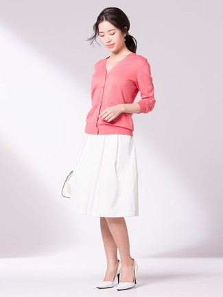 Comment porter un cardigan rose: Pense à harmoniser un cardigan rose avec une jupe évasée blanche pour achever un style chic et glamour. Termine ce look avec une paire de escarpins en cuir blancs.