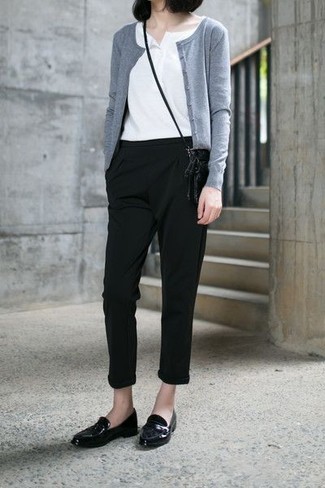 Tenue: Cardigan gris, T-shirt à col boutonné blanc, Pantalon carotte noir, Slippers en cuir noirs