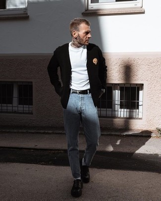 Tenue: Cardigan brodé noir, T-shirt à col rond blanc, Jean bleu clair, Slippers en cuir à franges noirs