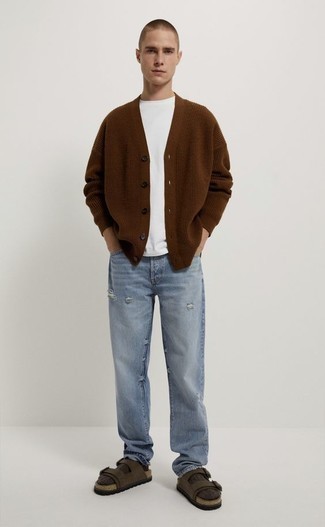 Tenue: Cardigan en tricot marron, T-shirt à col rond blanc, Jean déchiré bleu clair, Sandales en cuir marron foncé