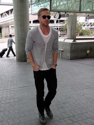 Tenue de Ryan Gosling: Cardigan à rayures horizontales blanc et noir, T-shirt à col rond gris, Jean noir, Bottes de loisirs en cuir noires
