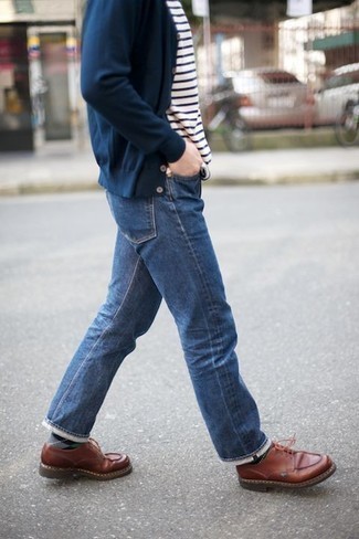 Comment porter un cardigan bleu marine à 30 ans: Pense à harmoniser un cardigan bleu marine avec un jean bleu pour un look de tous les jours facile à porter. Rehausse cet ensemble avec une paire de chaussures derby en cuir marron.