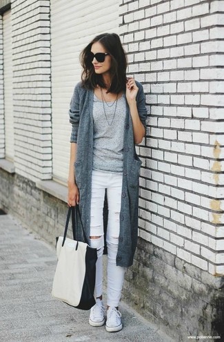 Comment porter un cardigan en tricot gris: Marie un cardigan en tricot gris avec un jean skinny déchiré blanc pour un look de tous les jours facile à porter. Une paire de baskets basses en toile blanches est une option astucieux pour complèter cette tenue.