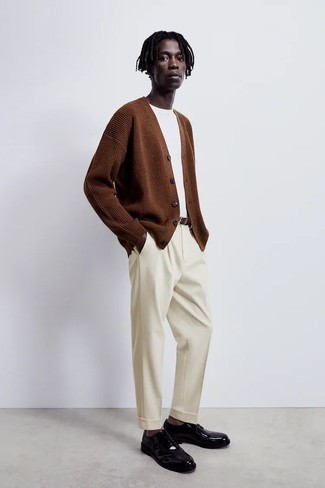 Comment porter des slippers: Associe un cardigan en tricot marron avec un pantalon chino beige pour une tenue confortable aussi composée avec goût. Une paire de slippers est une façon simple d'améliorer ton look.