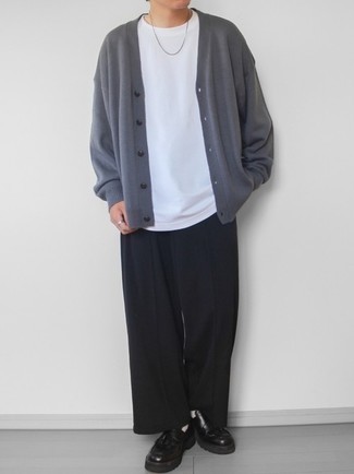 Tenue: Cardigan gris foncé, T-shirt à col rond blanc, Pantalon chino noir, Slippers en cuir à franges noirs