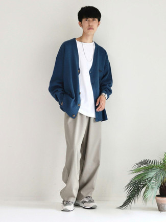 Tenue: Cardigan bleu marine, T-shirt à col rond blanc, Pantalon chino gris, Chaussures de sport grises