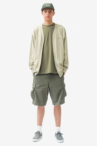 Tenue: Cardigan vert menthe, T-shirt à col rond olive, Short olive, Baskets basses en daim grises