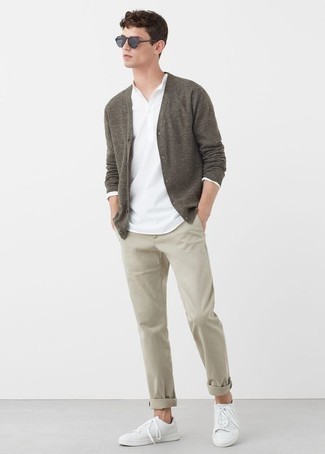 Tenue: Cardigan marron, T-shirt à manche longue et col boutonné blanc, Pantalon chino beige, Baskets basses en cuir blanches