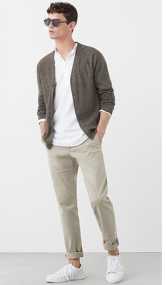 Tenue: Cardigan gris, T-shirt à manche longue et col boutonné blanc, Pantalon chino beige, Baskets basses en toile blanches