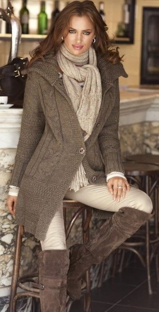 Tenue de Irina Shayk: Cardigan en tricot marron, T-shirt à manche longue blanc, Pantalon slim beige, Cuissardes en daim marron